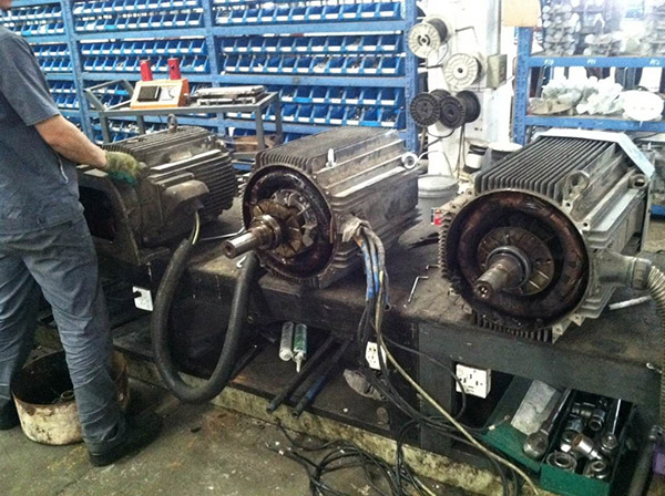 几台等待维修的三相异步电动机